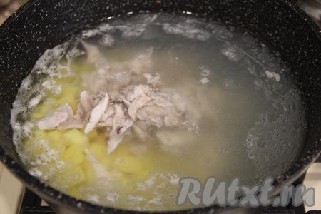 В закипевший бульон выложить картошку и куриное мясо, дать закипеть и варить 15 минут на небольшом огне.
