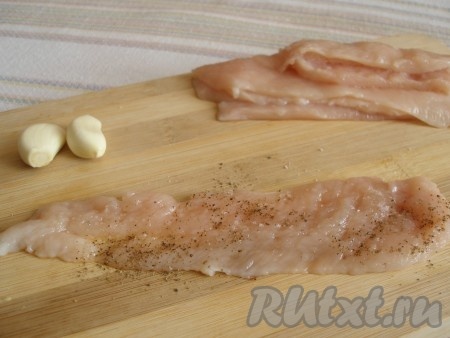 Куриное филе нарезать на тонкие продольные полоски, немного отбить, посолить и поперчить.