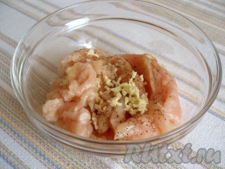 Переложить отбитое куриное мясо в миску, добавить пропущенный через пресс чеснок,&nbsp; перемешать и оставить промариноваться минут на 15.