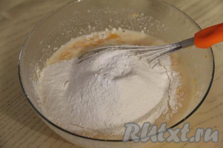 Всыпать 60 грамм просеянной муки, соль и разрыхлитель.&nbsp;