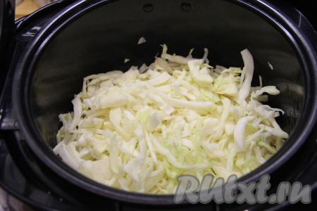 Капусту нарезать на тонкие полоски, выложить к шампиньонам с овощами.&nbsp;