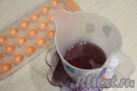 ​​​​​​​Для удобства лучше перелить горячую массу в стакан с носиком.&nbsp;