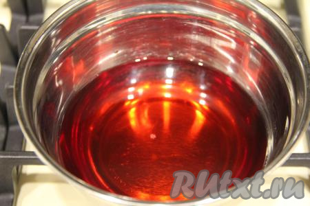 Сок влить в сотейник и слегка прогреть на достаточно сильном огне.&nbsp;