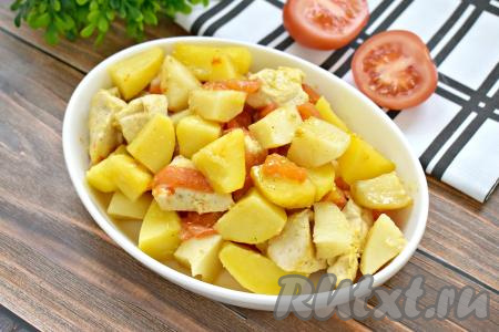 Куриное филе, запечённое в майонезе, получилось нежным, не сухим, кусочки картошки - мягкими, аппетитными, раскладываем блюдо по тарелкам и в горячем виде подаём к столу в качестве полноценного обеда или ужина.