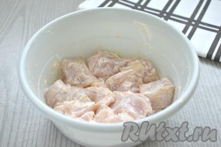 Тщательно перемешиваем, равномерно распределяя майонез и специи по кусочкам куриного филе. Если есть время, можно оставить мясо промариноваться минут на 30, я не стала оставлять филе мариноваться.