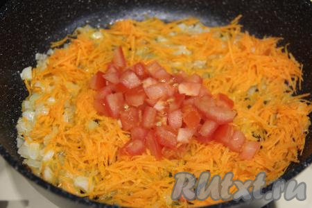 К обжаренным овощам, по желанию, выложить мелко нарезанный помидор (предварительно с помидора можно снять кожуру), перемешать.&nbsp;