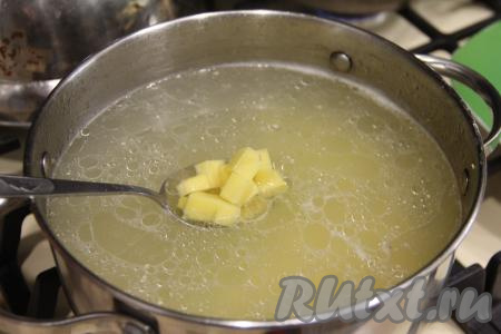 После того как куриный бульон с кукурузную крупой проварится 15 минут, выложить в кастрюлю картошку, дать закипеть, уменьшить огонь, варить суп 15-20 минут (и картофель, и кукурузная крупа должны стать достаточно мягкими).