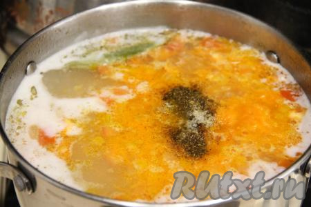 После того как картошка с кукурузной крупой станут достаточно мягкими, добавить в кастрюлю обжаренные овощи и куриное мясо, дать закипеть, уменьшить огонь и варить 5 минут. Посолить суп по вкусу, добавить любые специи, проварить 2-3 минуты и убрать с огня.&nbsp;