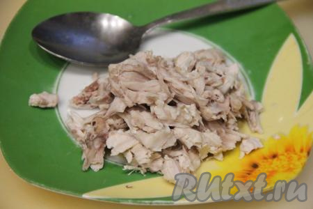 Остывшее мясо курицы отделить от костей, нарезать на части.&nbsp;