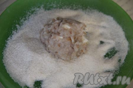 Разделить фарш из минтая и сыра на части (я разделила на 10 частей). Сформировать из каждой части круглую котлету. Обвалять каждую рыбную котлету в манке (или муке) со всех сторон.