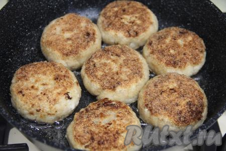 Котлеты из минтая с сыром жарить с двух сторон до золотистого цвета на среднем огне. Если все котлеты не помещаются на сковороде, тогда жарьте их в несколько заходов.