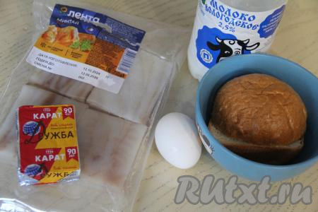 Подготовить продукты для приготовления рыбных котлет из минтая с сыром. Я использовала филе минтая, уже отделённое от костей, которое продаётся во многих продуктовых магазинах. Филе минтая нужно разморозить. Можно купить и тушки минтая, а затем разморозить их и отделить от костей, кожи и внутренностей. Сыр можно использовать как твёрдых сортов, так и плавленный сырок.