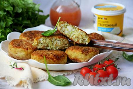 Готовые рыбные котлеты переложить со сковороды на тарелку и подать с гарниром на ваш выбор. Посмотрите, какие аппетитные эти котлетки в разрезе, нежнейшее филе минтая и кусочки сыра делают их потрясающе вкусными!