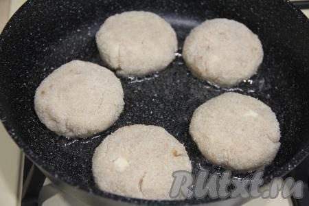 У меня получились 10 котлет. Разогреть растительное масло в сковороде, выложить рыбные котлеты на разогретую сковороду.
