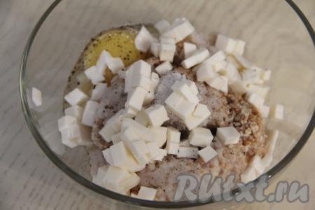 Сыр нарезать на мелкие кубики, выложить в миску с рыбным фаршем.