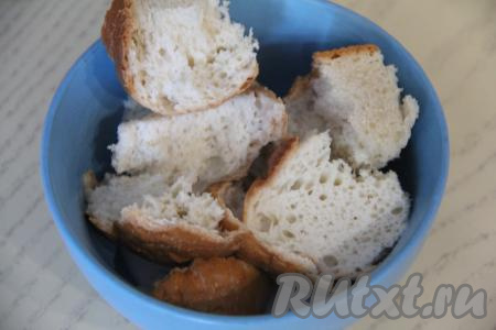 Батон выложить в небольшую ёмкость, залить молоком, оставить на несколько минут, чтобы хлеб хорошо пропитался молоком и размягчился.