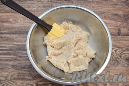 Миску с получившимся фаршем из минтая и манки накрыть крышкой и поставить на 20 минут в холодильник. Манка за это время набухнет, фарш будет хорошо держать форму и из него можно будет легко формировать рыбные котлеты.&nbsp;&nbsp;