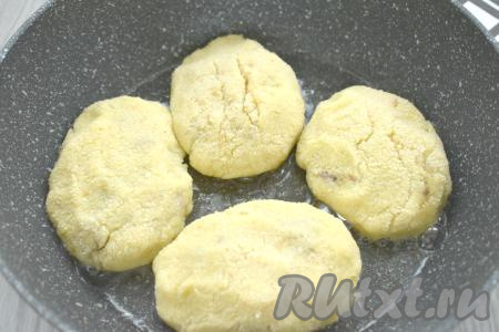 В сковороде разогреваем растительное масло. Выкладываем в горячее масло картофельные котлеты с начинкой, обжариваем 2-3 минуты (до подрумянивания снизу) на среднем огне.