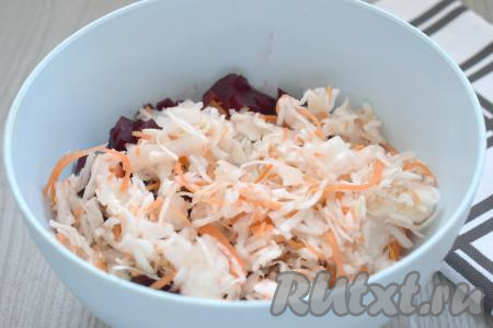 Сюда же выкладываем нарезанные на маленькие кубики солёные (или маринованные огурцы), добавляем квашеную капусту.