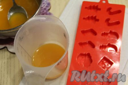 Для того чтобы получившуюся смесь было удобно разливать по формочкам, перелить горячую мандариновую смесь в мерный стакан с носиком.&nbsp;