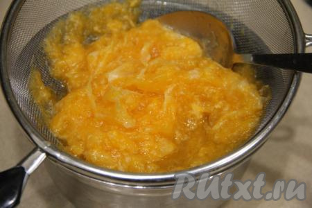 Измельчить мандарины в пюре. Взять сито, поставить его поверх небольшой ёмкости. Получившуюся мандариновую массу переложить в сито и перетереть столовой ложкой в ёмкость, которая находится под ситом. В результате в сите останется практически сухой жмых (он нам не понадобится), а в ёмкости, находящейся под ситом, будет мандариновый сок.&nbsp;