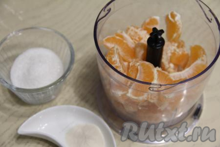 Мандарины очистить от кожуры, разделить на дольки, удалить косточки, если они есть. Выложить дольки мандаринов в чашу блендера или измельчителя.&nbsp;