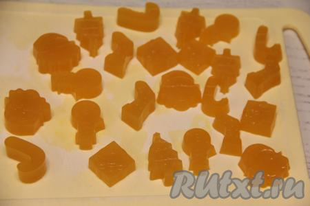 Застывший мармелад, приготовленный из мандаринов с добавлением агар-агара, легко вынимается из формочек. Мармелад получается упругим и не тает при комнатной температуре.&nbsp;