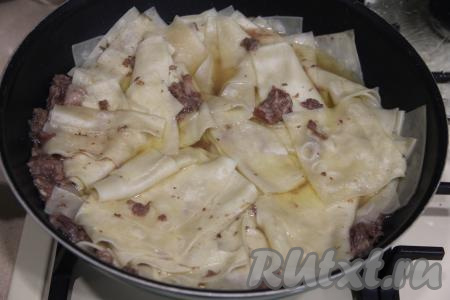 Дать воде закипеть, уменьшить огонь до среднего и варить минут 7 (до готовности лапши). Затем перемешать бешбармак с тушёнкой.&nbsp;