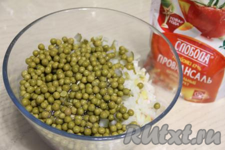 В глубокую миску с нарезанными ингредиентами добавить лук, огурцы и горошек без жидкости, перемешать.&nbsp;