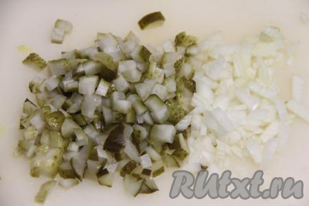 Лук мелко нарезать, огурцы - на средние кубики.