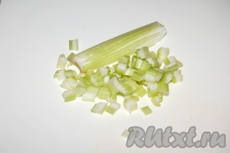 Стебель сельдерея очистить от внешних волокон, нарезать совсем маленькими кусочками. Для этого надо сначала нарезать стебель вдоль, на тонкие стебельки, а потом поперек.