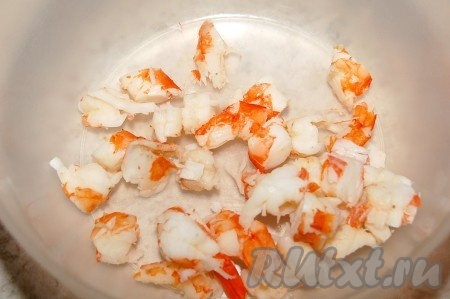 Нарезанные креветки сложить в миску.