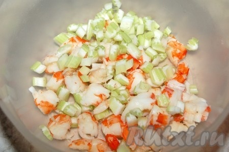 Нарезанный сельдерей добавить к нарезанным креветкам.