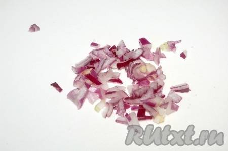 Красный лук порезать мелкими кубиками и добавить в миску к креветкам и сельдерею.