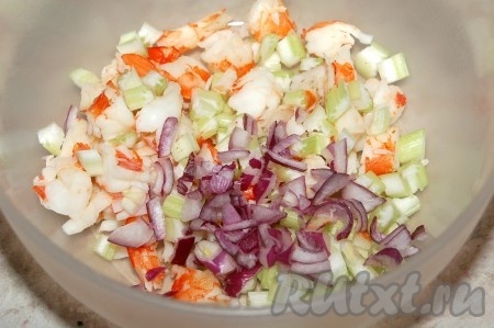 Красный лук порезать мелкими кубиками и добавить в миску к креветкам и сельдерею.