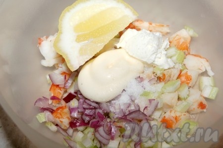 Салат посолить, добавить сметану, майонез, выжать сок лимона.