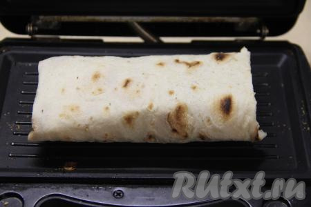 Обжарить шаурму с двух сторон на сухой, хорошо разогретой сковороде (или на гриле, или в бутерброднице) до румяности с двух сторон.&nbsp;