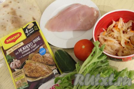 Подготовить продукты для приготовления шаурмы с квашеной капустой и курицей. Помидор, свежий огурец и листья сала вымыть. Куриное филе вымыть, обсушить. Куриное филе можно посолить, посыпать специями и обжарить на разогретом растительном масле на среднем огне до румяности с двух сторон (ориентировочно в течение 5 минут с каждой стороны). В этот раз я решила обжарить куриное филе на сковороде без добавления масла, завернув мясо в лист для жарки со специями.&nbsp;