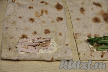 Всю начинку нужно равномерно раскладывать по 2 листам лаваша. Поверх соуса по двум листам лаваша выложить кусочки жареного куриного филе и листья салата. Кстати, выкладывать начинку можно в любом порядке.