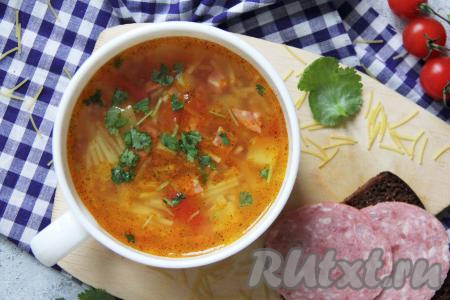 Вкусный, аппетитный, сытный суп, сваренный с копчёной колбасой и вермишелью, подать к столу в горячем виде.