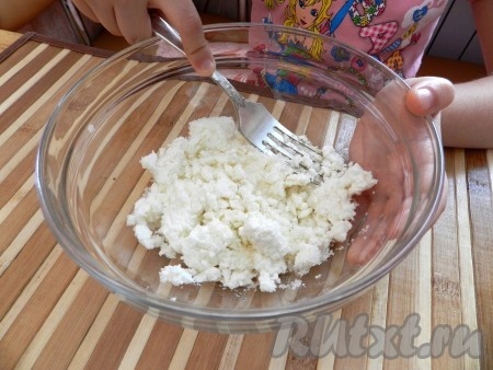 Творог размять с сахаром и ванильным сахаром в однородную массу.