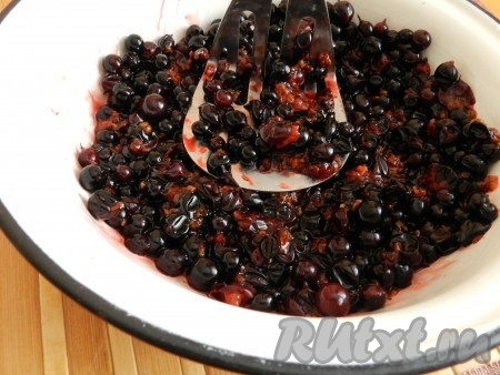 Смородину перебрать, промыть, отжать сок.