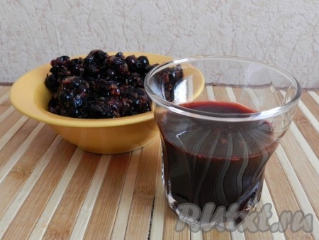 Сок оставить, а выжимки залить холодной водой, довести до кипения и варить 5 минут.