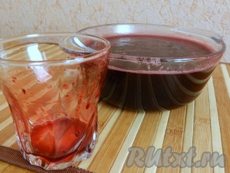 Снять суп из ягод с огня и добавить сок.
