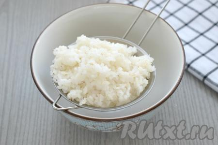 Рис промываем под проточной водой, перекладываем в небольшую кастрюльку. Заливаем рис водой комнатной температуры (воды должно быть раза в 2,5-3 больше, чем риса), ставим на огонь. После закипания воды, немного её подсаливаем и варим рис на небольшом огне до готовности (минут 15-20, рисинки должны стать мягкими). Сварившийся рис откидываем на сито, промываем холодной водой, лишней вода даём стечь.