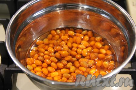 В сотейник (или в небольшую кастрюльку) выложить облепиху, влить 100 миллилитров воды.&nbsp;