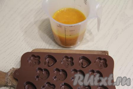 Для более удобного формирования мармелада перелить горячую массу в мерный стакан с носиком.&nbsp;