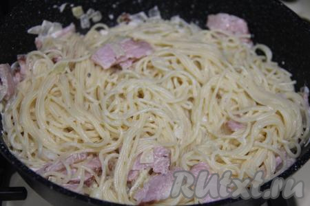 Перемешать спагетти с соусом из бекона и сливок. Прогреть ещё 2 минуты, периодически помешивая, убрать с огня.