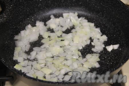 Пока варятся спагетти, займёмся приготовлением соуса с беконом и сливками. Для этого нужно разогреть немного растительного масла в сковороде, выложить очищенный и мелко нарезанный лук, обжарить его в течение 4-5 минут (до мягкости) на среднем огне, периодически помешивая.