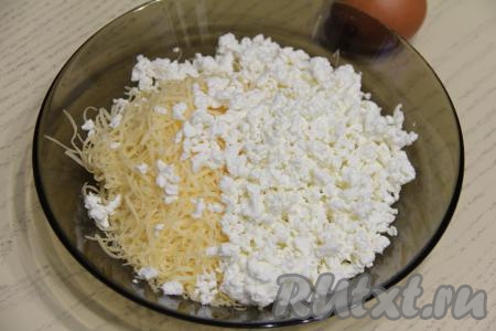 К натёртому сыру добавить творог.&nbsp;